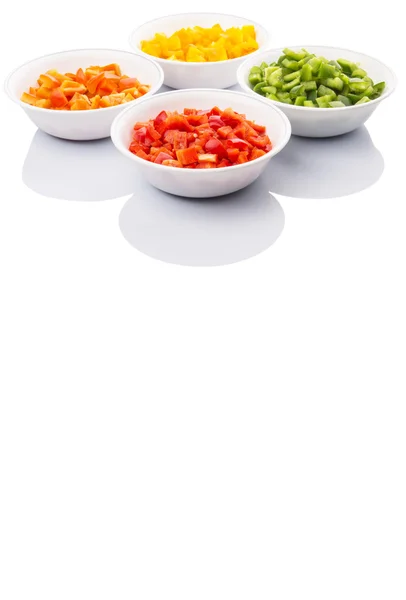 Kleurrijke gehakte paprika in witte kommen — Stockfoto