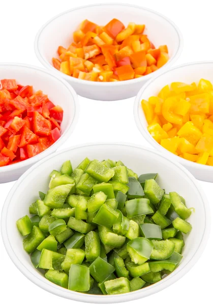 Capsicums cortados coloridos em tigelas brancas — Fotografia de Stock