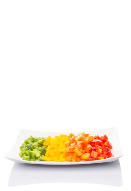 bir tabak içinde renkli doğranmış capsicums