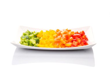 bir tabak içinde renkli doğranmış capsicums