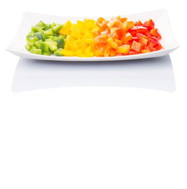 bir tabak içinde renkli doğranmış capsicums