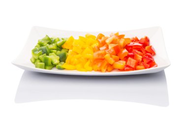 bir plaka beyaz arka plan üzerinde renkli doğranmış capsicums