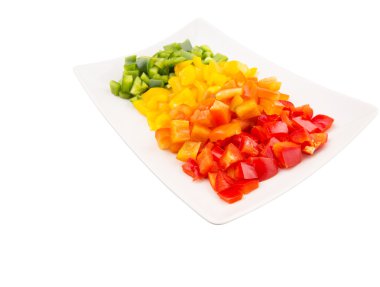 bir tabak içinde renkli doğranmış capsicums