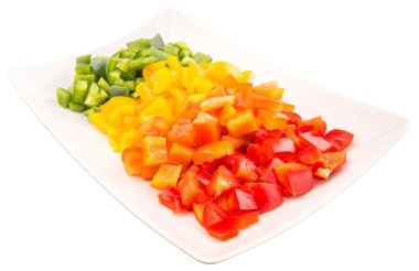 bir tabak içinde renkli doğranmış capsicums