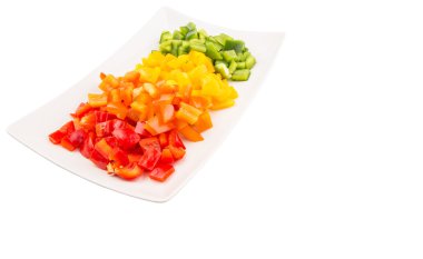 bir tabak içinde renkli doğranmış capsicums