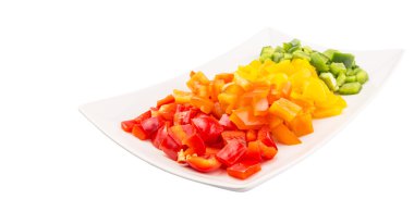 bir plaka beyaz arka plan üzerinde renkli doğranmış capsicums