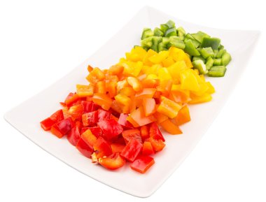 bir tabak içinde renkli doğranmış capsicums