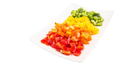 bir tabak içinde renkli doğranmış capsicums