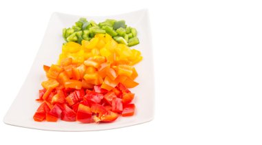 bir tabak içinde renkli doğranmış capsicums