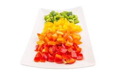 bir tabak içinde renkli doğranmış capsicums
