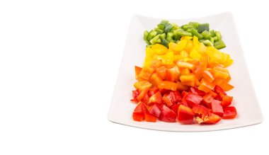 bir tabak içinde renkli doğranmış capsicums