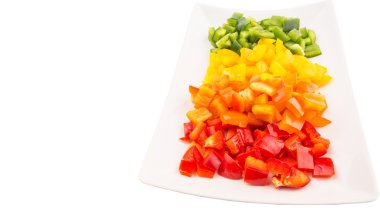 bir tabak içinde renkli doğranmış capsicums