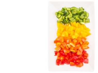 bir tabak içinde renkli doğranmış capsicums