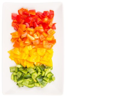 bir tabak içinde renkli doğranmış capsicums