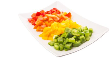 bir plaka beyaz arka plan üzerinde renkli doğranmış capsicums