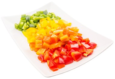 bir tabak içinde renkli doğranmış capsicums