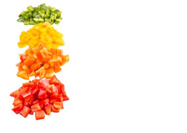 beyaz zemin üzerine kıyılmış renkli capsicums yığınları