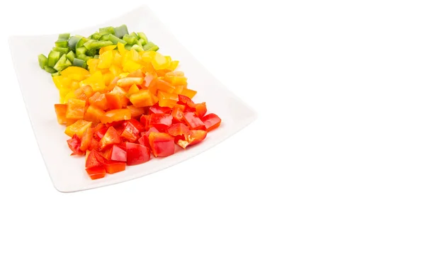 Πολύχρωμες πιπεριές ψιλοκομμένα σε ένα πιάτο — Φωτογραφία Αρχείου