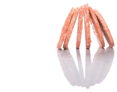 Beyaz arka plan üzerinde ham hamburger sığır eti dondu