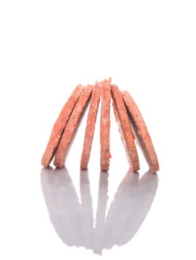 Beyaz arka plan üzerinde ham hamburger sığır eti dondu