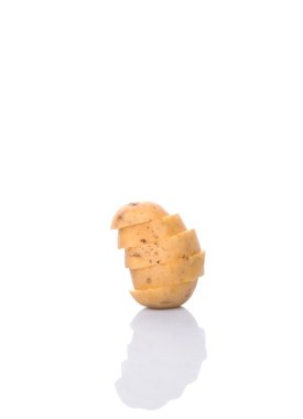 beyaz zemin üzerine doğranmış patates