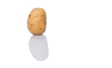 beyaz zemin üzerine doğranmış patates