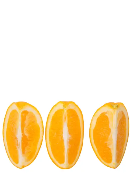白い背景の上のオレンジ色の果物のスライス — ストック写真