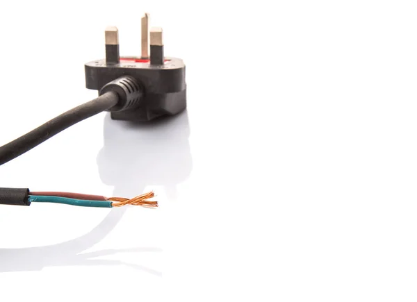 Британський стандартних трьох pin змінного струму вилки і піддаються електричні дроти — стокове фото