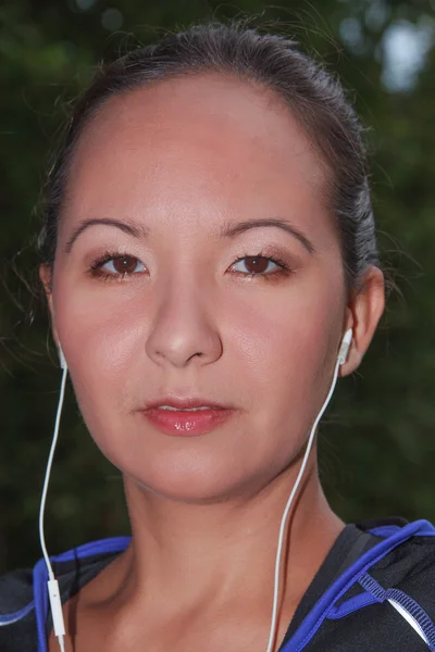 Портрет монгольской женщины в наушниках — стоковое фото