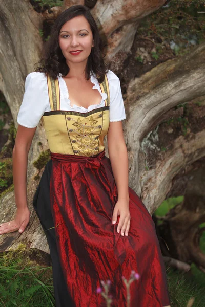 Aziatische vrouw in Beierse traditionele kostuum — Stockfoto