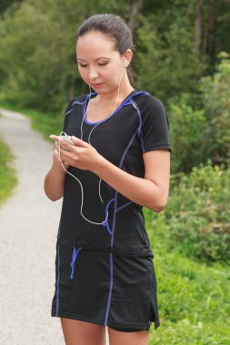mp3 ve kulaklık ile jogging yapan