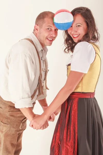 No amor, rindo casal em traje bávaro — Fotografia de Stock