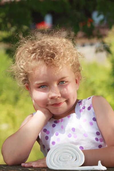Sempatik küçük sarışın kız — Stok fotoğraf