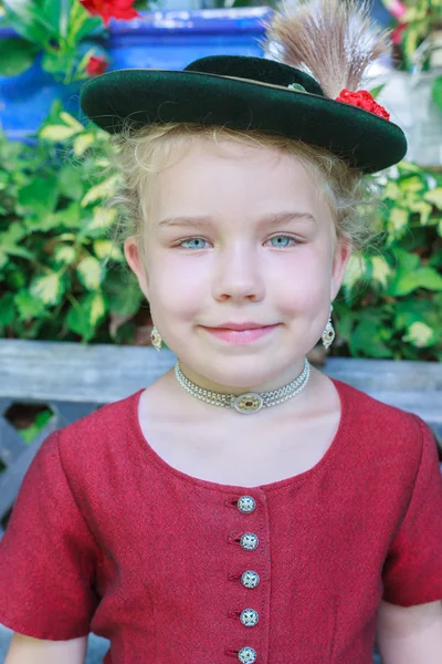 Портрет молодой баварской девушки в шляпе — стоковое фото