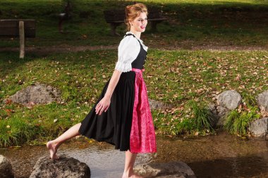 bir dirndl yalınayak güzel kadın