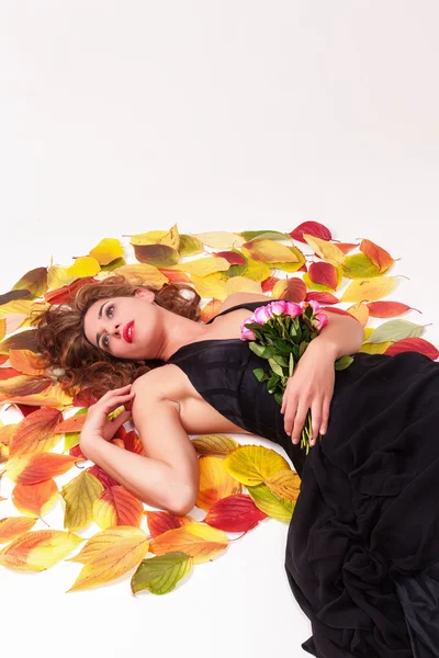 Mulher bonita com um buquê de rosas sonhando — Fotografia de Stock