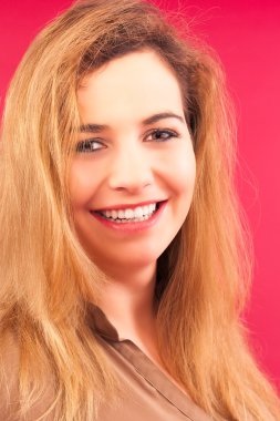 uzun sarı saçlı güzel gülen bir kadın portresi