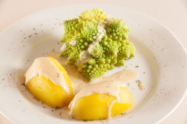 Romanesco haşlanmış patates ile