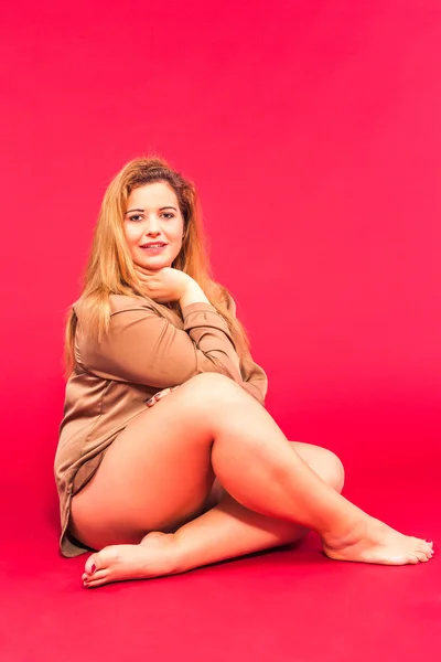 Sensuell bild av en leende ung kvinna med övervikt — Stockfoto