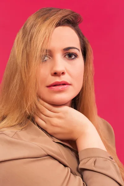 Porträt einer schönen Frau mit langen blonden Haaren — Stockfoto