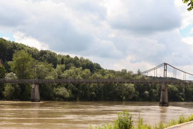 Passau 'daki nehrin üzerindeki eski demiryolu köprüsü. 