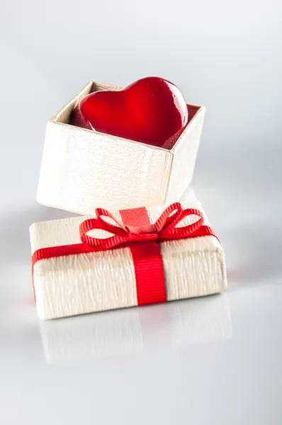 Geschenk und Herz — Stockfoto
