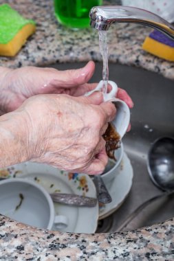 buruşuk kıdemli bulaşık yıkama eller