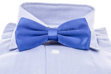 Yeni ve katlanmış mavi gömlek ve papyon.