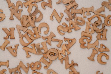 Arkaplan olarak alfabedeki büyük harflerin yakın plan görüntüsü