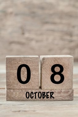 Ekim ayı için yakın plan küp takvimi kopyalama alanı olan tahta bir arkaplanda, dikey