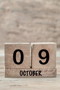 Ekim ayı için yakın plan küp takvimi kopyalama alanı olan tahta bir arkaplanda, dikey