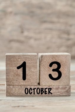 Ekim ayı için yakın plan küp takvimi kopyalama alanı olan tahta bir arkaplanda, dikey