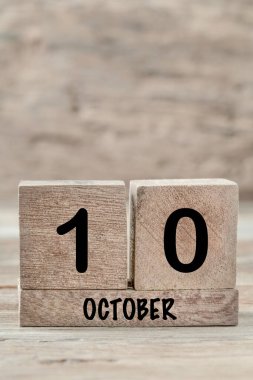 Ekim ayı için yakın plan küp takvimi kopyalama alanı olan tahta bir arkaplanda, dikey