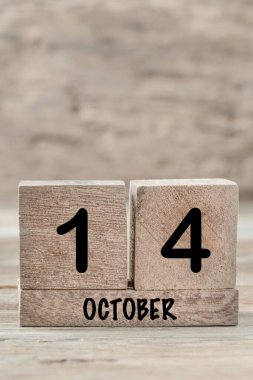 Ekim ayı için yakın plan küp takvimi kopyalama alanı olan tahta bir arkaplanda, dikey